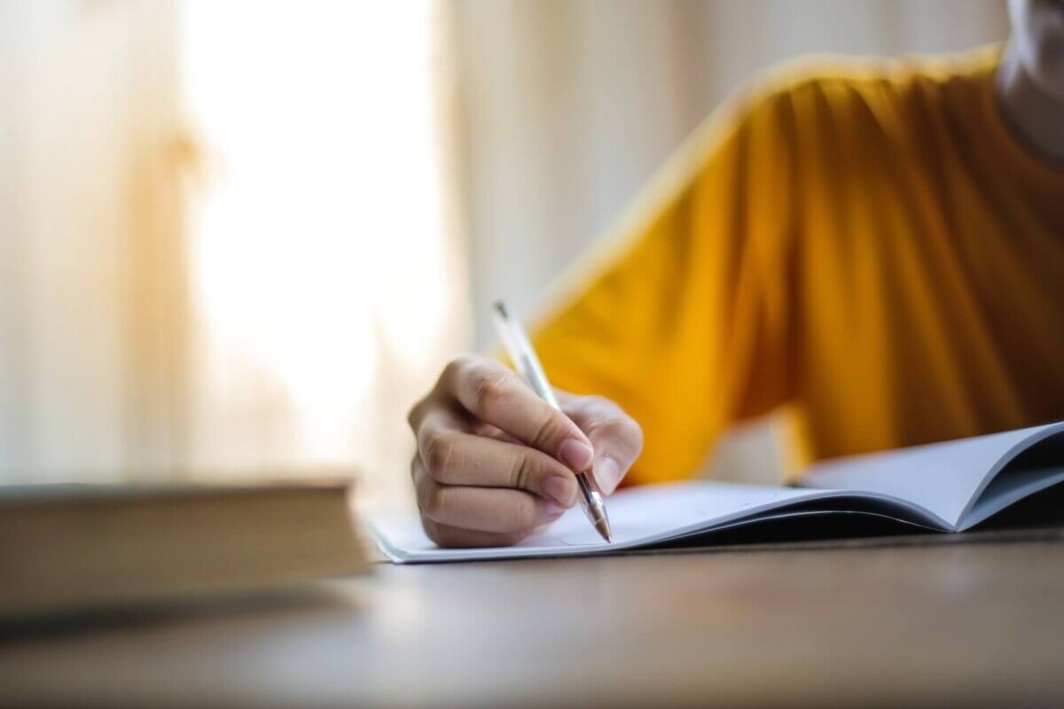 Student rewriting an essay using an AI paraphrasing tool