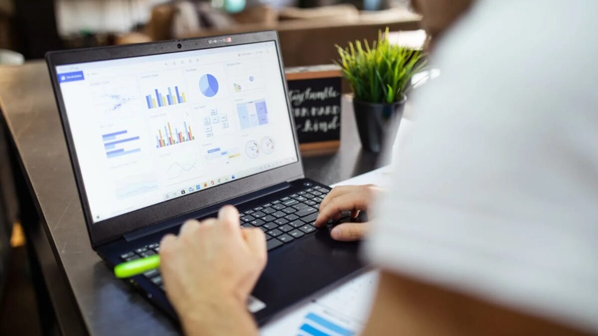 How to Prompt AI for Comparisons and Tables