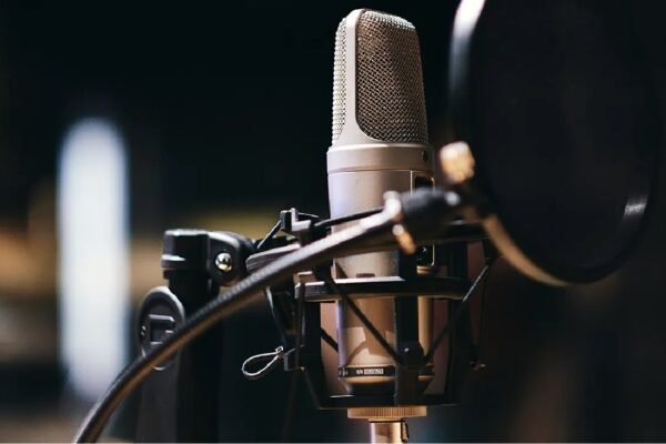 How to Start a Podcast with AI Assistance