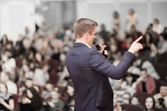 How to Write Speeches With AI (From Wedding Toasts to Keynotes)